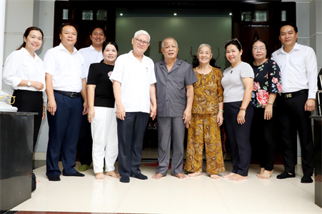 Đồng chí Nguyễn Văn Lợi, Bí thư Tỉnh ủy Bình Dương thăm, tặng quà các tướng lĩnh, Anh hùng LLVT Nhân dân, nguyên lãnh đạo Bộ CHQS tỉnh Bình Dương