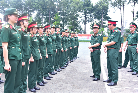 Thượng tướng Nguyễn Văn Nghĩa kiểm tra công tác huấn luyện khối Nữ chiến sĩ Biệt động