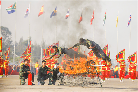 Nhân dân vào tham quan miễn phí triển lãm Quốc phòng Quốc tế Việt Nam 2024