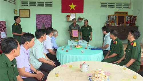 Bộ CHQS tỉnh Long An tặng nhà tình nghĩa cho cựu chiến binh có hoàn cảnh khó khăn