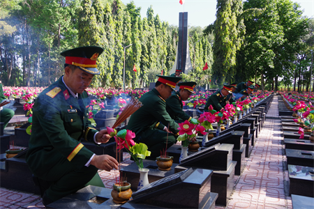 Lữ đoàn 26 viếng Nghĩa trang Liệt sĩ nhân kỷ niệm 80 năm Ngày thành lập Quân đội nhân dân Việt Nam