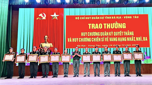 Bộ CHQS tỉnh Bà Rịa - Vũng Tàu trao Huy chương Quân kỳ Quyết thắng và Huy chương Chiến sĩ vẻ vang