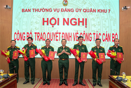 Ban Thường vụ Đảng ủy Quân khu 7 công bố, trao quyết định về công tác cán bộ