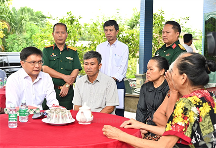 Đoàn công tác TPHCM thăm gia đình các liệt sĩ hy sinh trong diễn tập