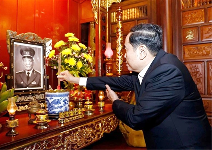 Chủ tịch Quốc hội dâng hương tưởng nhớ Đại tướng Lê Đức Anh và Đại tướng Nguyễn Chí Thanh