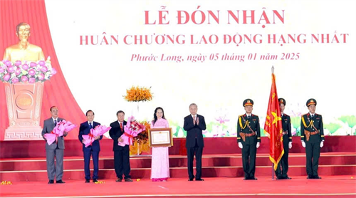 Tổng Bí thư Tô Lâm trao Huân chương Lao động hạng Nhất cho Đảng bộ, chính quyền và nhân dân thị xã Phước Long