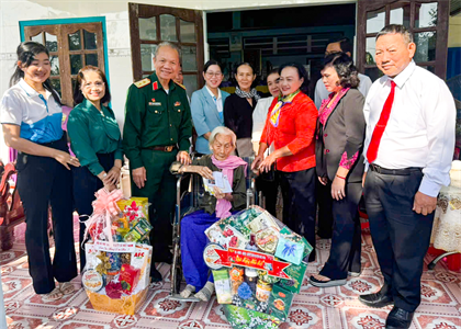 Hội Hỗ trợ gia đình liệt sĩ Việt Nam thăm, tặng quà các Mẹ Việt Nam anh hùng dịp Tết Ất Tỵ 2025