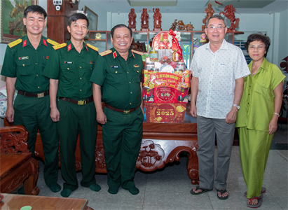 Thiếu tướng Trần Chí Tâm chúc Tết các cơ quan, đơn vị và gia đình nguyên lãnh đạo Cục Chính trị Quân khu