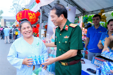 Phiên chợ “Gieo yêu thương - Đón Tết ấm” tại Bệnh viện Quân y 175