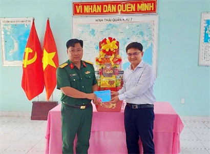 Trưởng ban Dân vận Thành ủy TPHCM thăm, chúc Tết cán bộ, chiến sĩ Tiểu đoàn 47