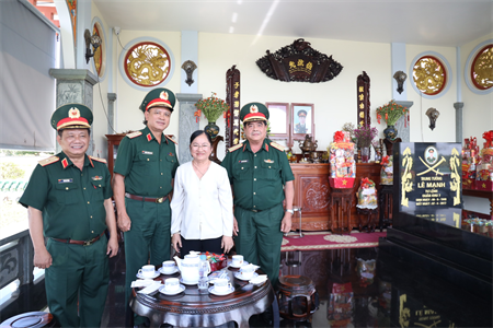 Trung tướng Nguyễn Trường Thắng thăm, chúc Tết gia đình cố Trung tướng Lê Mạnh, nguyên Tư lệnh Quân khu 7