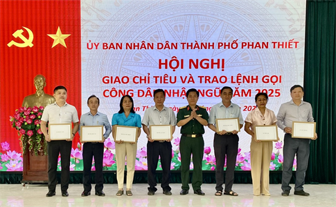 Thành phố Phan Thiết trao lệnh gọi công dân nhập ngũ năm 2025