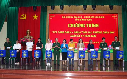 Tỉnh Bình Dương: 82 phần quà tặng gia đình sĩ quan, quân nhân chuyên nghiệp có vợ (chồng) là công nhân