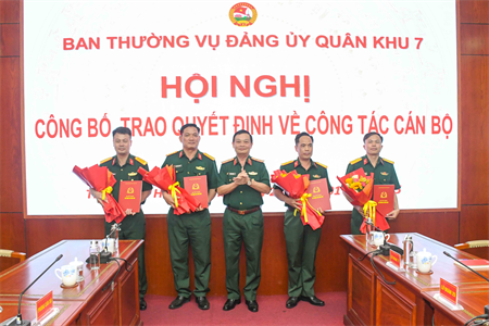 Ban Thường vụ Đảng ủy Quân khu 7 công bố, trao quyết định về công tác cán bộ