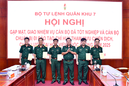 Bộ Tư lệnh Quân khu 7 gặp mặt, giao nhiệm vụ cán bộ đi học tại Học viện Quốc phòng