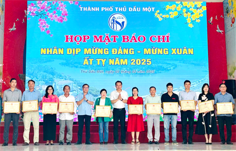 Thành phố Thủ Dầu Một, tỉnh Bình Dương họp mặt báo chí đầu Xuân Ất Tỵ 2025