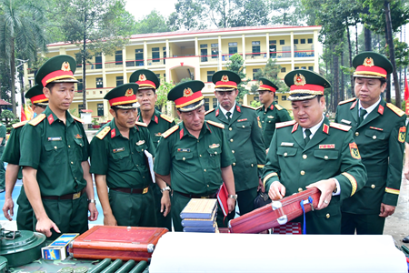 Thiếu tướng Trần Vinh Ngọc kiểm tra công tác tiếp nhận và chuẩn bị huấn luyện chiến sĩ mới tại trường Quân sự Quân khu