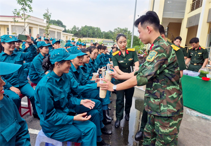 Bộ CHQS tỉnh Bình Dương tiếp sức mùa huấn luyện khối nữ dân quân tự vệ tập luyện diễu binh, diễu hành