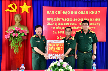 Ban chỉ đạo 515 Quân khu 7 thăm, tặng quà Đội K71