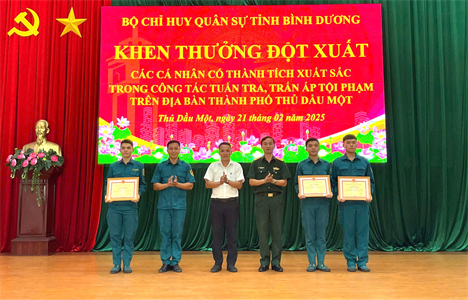 Ban CHQS thành phố Thủ Dầu Một khen thưởng đột xuất 3 cá nhân có thành tích xuất sắc trong đấu tranh phòng chống tội phạm