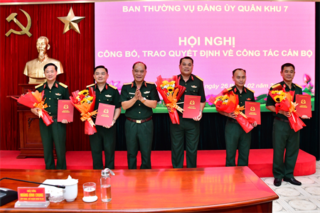 Ban Thường vụ Đảng ủy Quân khu 7 công bố, trao quyết định về công tác cán bộ