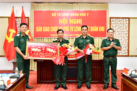 Bàn giao nhiệm vụ Phó Tư lệnh, Tham mưu trưởng Quân khu 7