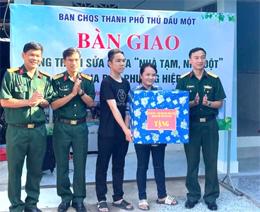 Ban CHQS thành phố Thủ Dầu Một bàn giao công trình sửa chữa “Nhà tạm - nhà dột”