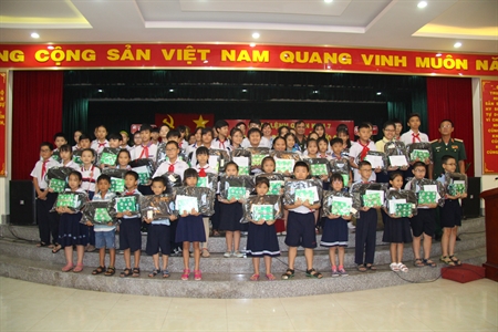 Bộ Tư lệnh Quân khu tặng học bổng Nguyễn Đức Cảnh cho các cháu học sinh giỏi có hoàn cảnh gia đình khó khăn.