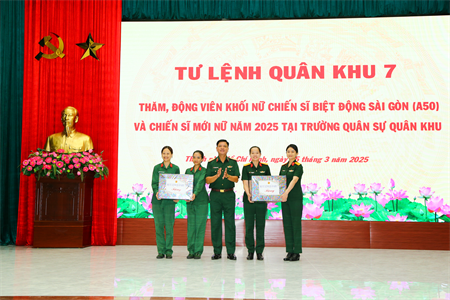 Tư lệnh Quân khu 7 thăm, động viên Khối nữ chiến sĩ Biệt động Sài Gòn và chiến sĩ nữ đang huấn luyện tại Trường Quân sự Quân khu