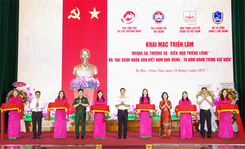 Triển lãm “Hoàng Sa, Trường Sa – Biển, đảo thiêng liêng” và “Hải quân nhân dân Việt Nam anh hùng - 70 năm hành trình giữ biển”