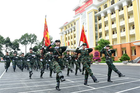 Khối nữ chiến sĩ biệt động khổ luyện chào mừng ngày đại thắng