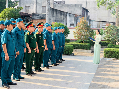 Ban CHQS thành phố Tân Uyên giáo dục chính trị gắn với "tìm địa chỉ đỏ"