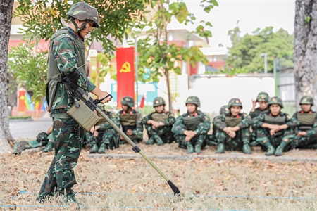 Công binh huấn luyện rà phá, bom mìn