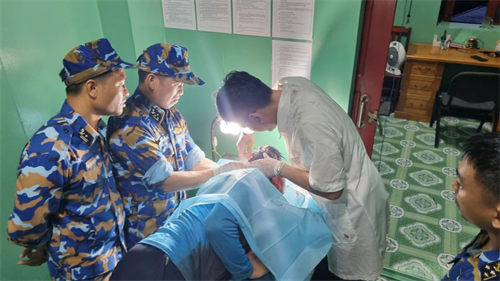 Nhà giàn DK1/14 cấp cứu ngư dân gặp nạn trên biển