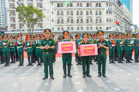 Thiếu tướng Lê Xuân Thế, Phó Tư lệnh Quân khu thăm tặng quà lực lượng Pháo lễ