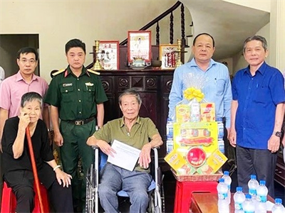 Lãnh đạo Quận 12 thăm chiến sĩ Gò Môn và thân nhân liệt sĩ