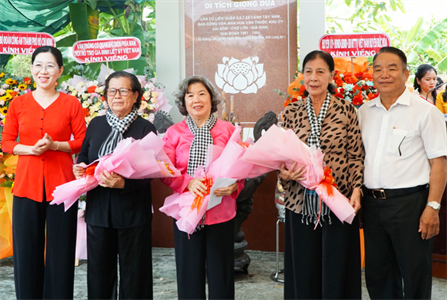 Hội Hỗ trợ gia đình liệt sĩ Việt Nam phía Nam phối hợp tặng quà cho cựu tù kháng chiến tỉnh Long An