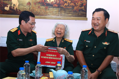 Thăm hỏi, tri ân người có công với cách mạng kỷ niệm 50 năm Ngày giải phóng miền Nam, thống nhất đất nước