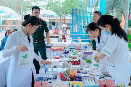 Bệnh viện Quân y 175 phối hợp khám bệnh, cấp thuốc, tặng quà Nhân dân vùng căn cứ cách mạng