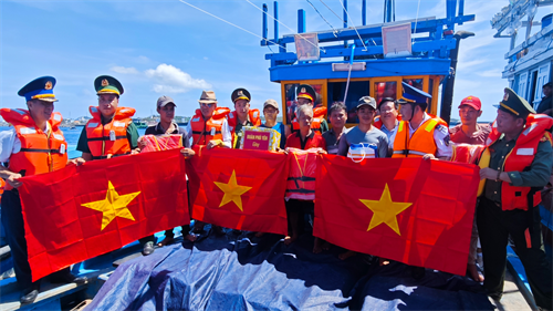 Bộ Tư lệnh Vùng Cảnh sát biển 3 tuyên truyền pháp luật và tặng quà ngư dân huyện đảo Phú Quý