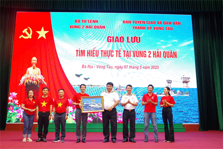 Ban Tuyên giáo và Dân vận Thành ủy Vũng Tàu giao lưu, tìm hiểu thực tế tại Vùng 2 Hải quân
