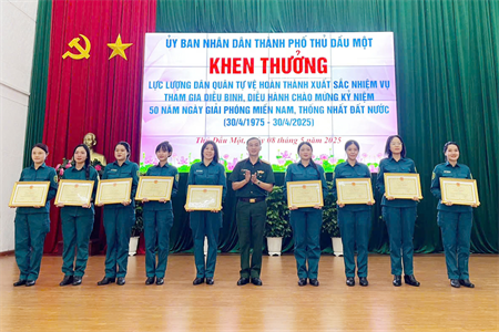 Thành phố Thủ Dầu Một khen thưởng dân quân tự vệ hoàn thành nhiệm vụ diễu binh, diễu hành