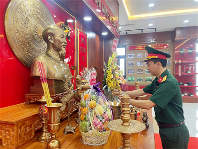 Ban CHQS thành phố Thủ Dầu Một, tỉnh Bình Dương dâng hương Chủ tịch Hồ Chí Minh