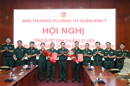 Ban Thường vụ Đảng ủy Quân khu trao quyết định chuẩn y Ủy viên Ủy ban Kiểm tra Đảng ủy Quân khu nhiệm kỳ 2020-2025