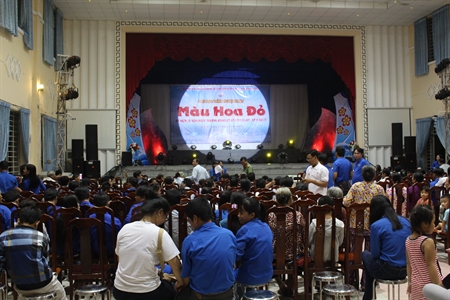 Tỉnh đoàn Long An phối hợp với Bộ chỉ huy Quân sự tỉnh và Ủy ban nhân dân huyện Cần Giuộc tổ chức Chương trình Liên hoan văn nghệ "Màu hoa đỏ"