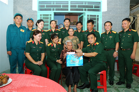 Khối Quần chúng LLVT Quân khu 7 phối hợp tham quan các di tích lịch sử tại tỉnh Bình Dương