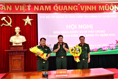 Bàn giao chức vụ Bí thư Chi bộ Cơ quan Ủy ban Kiểm tra Đảng ủy Quân khu 7
