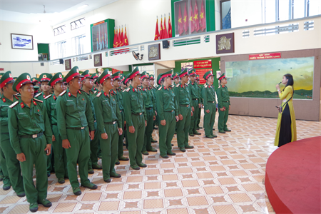 Lữ đoàn 23 tổ chức cho chiến sĩ mới tham quan, học tập tại các bảo tàng