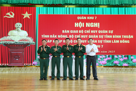 Bàn giao Bộ Chỉ huy quân sự tỉnh Đắk Nông, Bộ CHQS tỉnh Bình Thuận sáp nhập về Bộ CHQS tỉnh Lâm Đồng