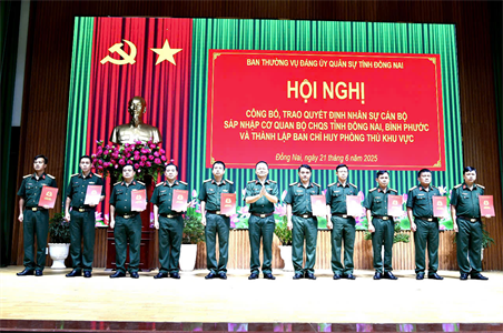 ​Hội nghị công bố, trao quyết định nhân sự cán bộ sáp nhập cơ quan Bộ CHQS tỉnh Đồng Nai và tỉnh Bình Phước